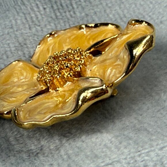 Gold-Tone Enamel Flower Clip-On Earrings Textured Centers Vintage Chunky Retro - Picture 9 of 16